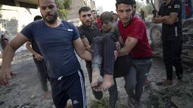 Ayuda humanitaria varada en frontera Gaza-Egipto; hospitales al borde del colapso por asedio israelí