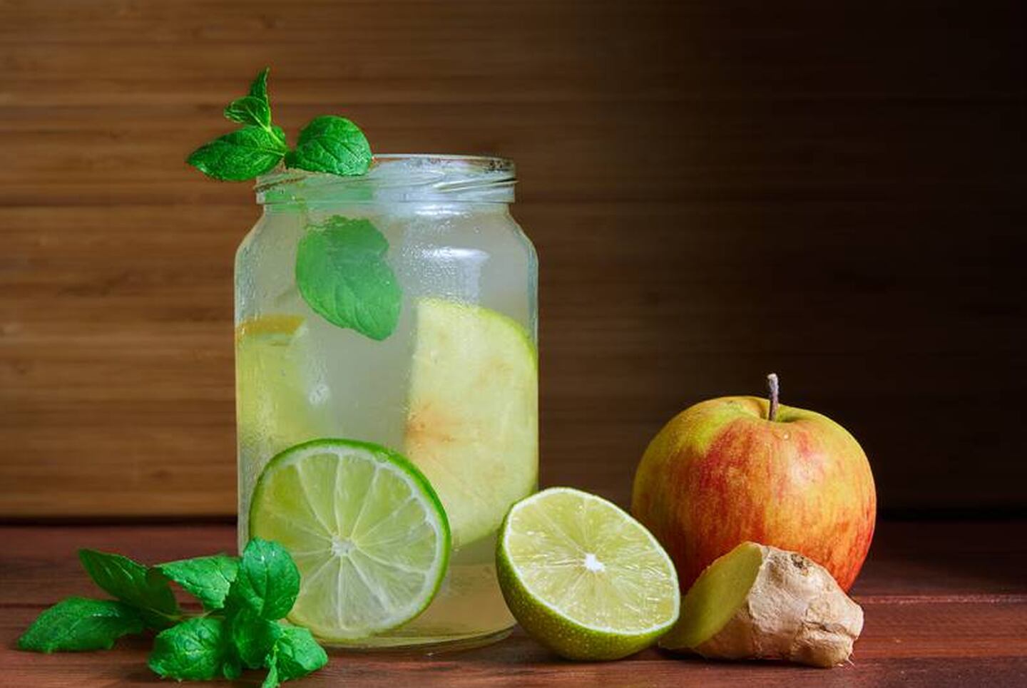 Suco natural caseiro com limão e gengibre excelente contra a pressão alta