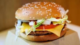 Mujer demanda a McDonald's: alega que ver imagen de una hamburguesa "la obligó" a romper ayuno religioso