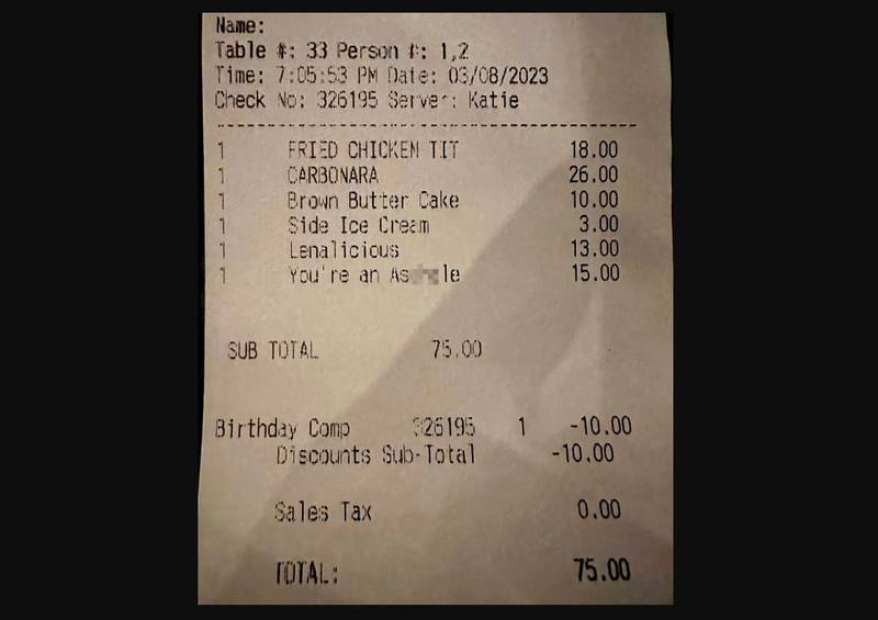"Eres un idiota", decía el cargo de $15, lo que llevó al comensal a publicar una copia de la factura en Reddit en marzo con la leyenda: "El recibo de mi cena tenía un mensaje para mí".| Foto: Reddit