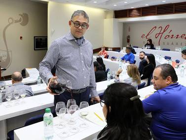 Clases de apreciación de vinos en El Hórreo de V. Suárez