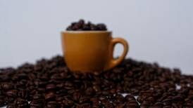 ¿Cuál es la cantidad de café recomendada por especialistas para pacientes con hipertensión?