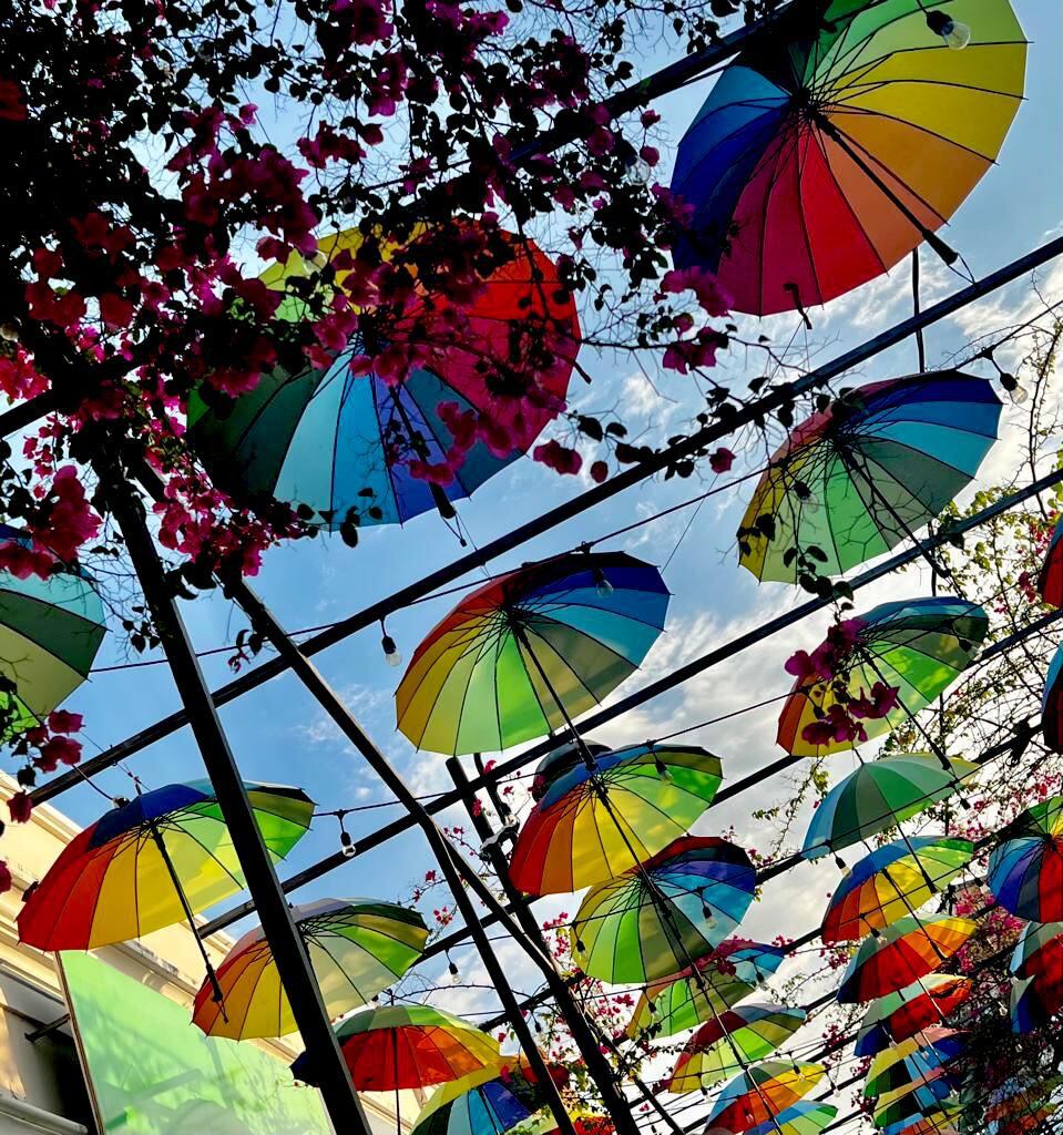 La Calle de las Sombrillas también es encantadora, con una hermosa paleta de colores en sus 178 paraguas colgados. Foto | Lynet Santiago Túa