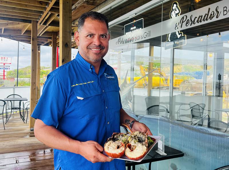 La propuesta gastronómica de Juan “Ricky” Martínez invita a deleitar el paladar con frutos del mar y sabrosos cortes de carne ‘prime’, pero confeccionados al carbón.