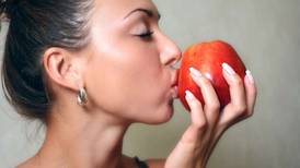 Reduce el estreñimiento y colesterol con avena y manzana