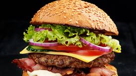 Celebra el día del cheeseburger: comida icónica de los últimos 100 años