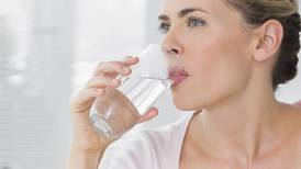 La hidratación adecuada y sus beneficios relacionados con el envejecimiento