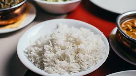 Madre se emociona al comprobar que su hija ya sabe hacer arroz