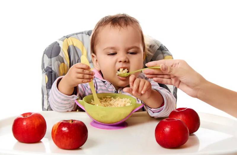 Las manzanas y las hierbas como la salvia, la albahaca y el orégano contienen compuestos importantes para la salud del feto.| Foto: Shutterstock