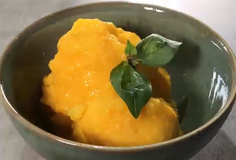 Así puedes preparar un helado de mango