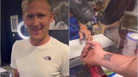 Para no perderse los descuentos: hombre se tatúa en el brazo su tarjeta de socio del supermercado