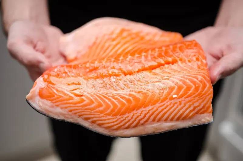El salmón beneficia a las mujeres que están en proceso de menopausia.