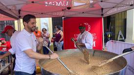 Cientos de personas disfrutan del arroz con dulce más grande de Puerto Rico