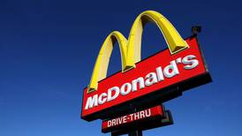 Empleado de McDonald’s recibe disparo en el rostro luego de discutir con un cliente