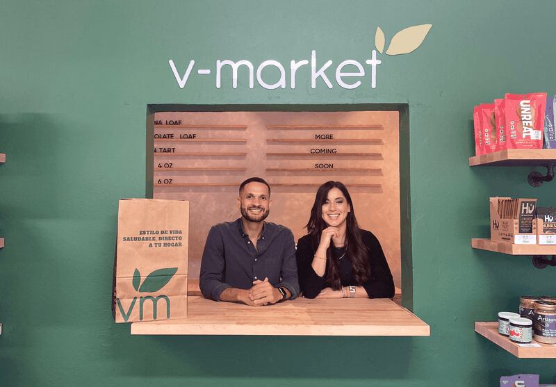 Christian Santarrosa y Jodelis Nieves, propietarios de V-Market