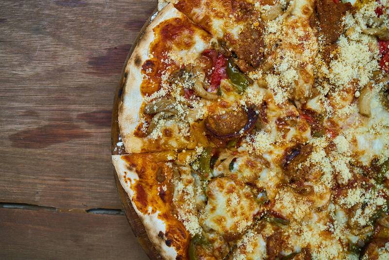 Receita low carb de pizza saudável com massa de couve-flor feita com 5 ingredientes