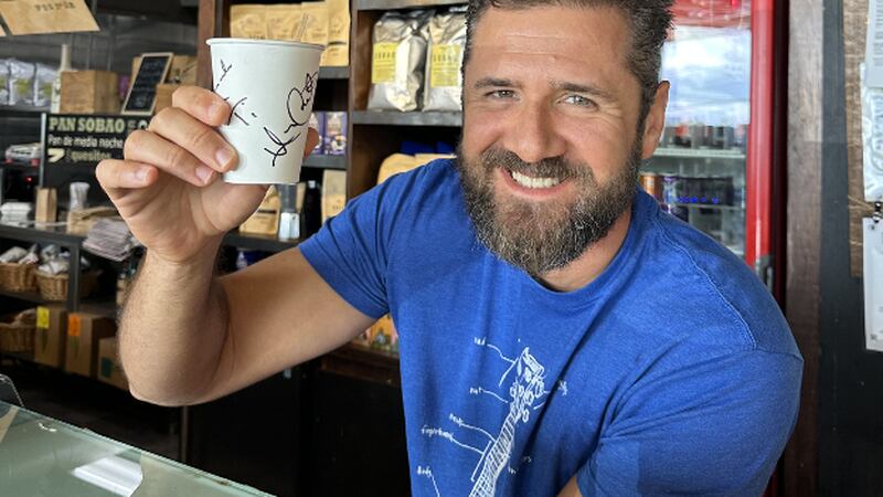 Hermes Croatto sorprende sirviendo café en Sobao