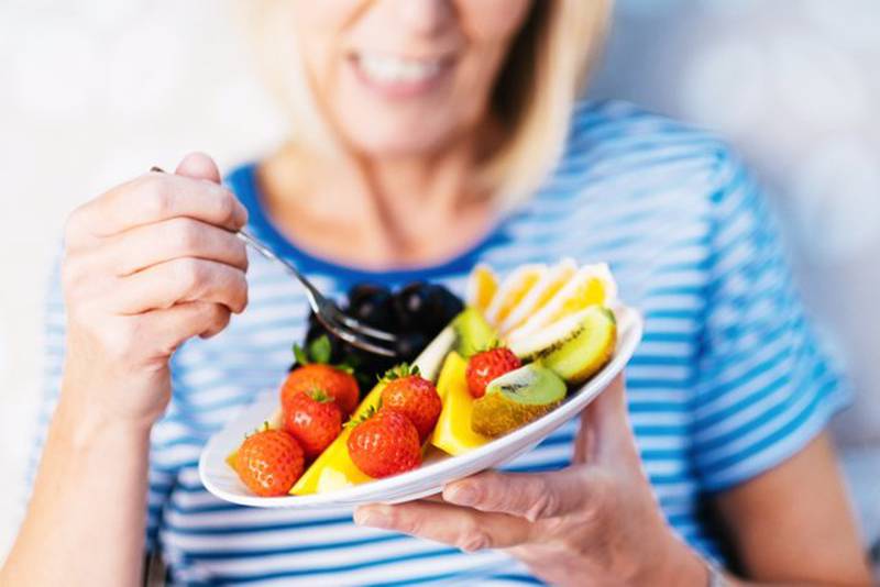 Comer frutas ayuda a disminuir el colesterol malo.