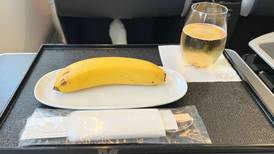 Pasajero que viajaba en clase ejecutiva de un avión asegura que fue insultado con la comida del vuelo