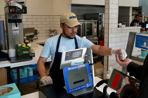 Trabajadores de comida rápida en California ganarán $20 la hora a partir del primero de abril