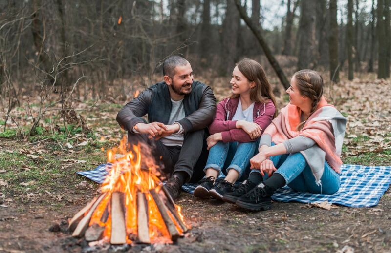 Un picnic con fogata es perfecto para los días de invierno