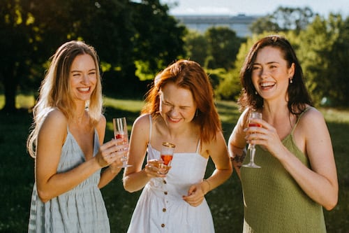 5 recomendaciones imperdibles de un sommelier para tomar vino como una experta