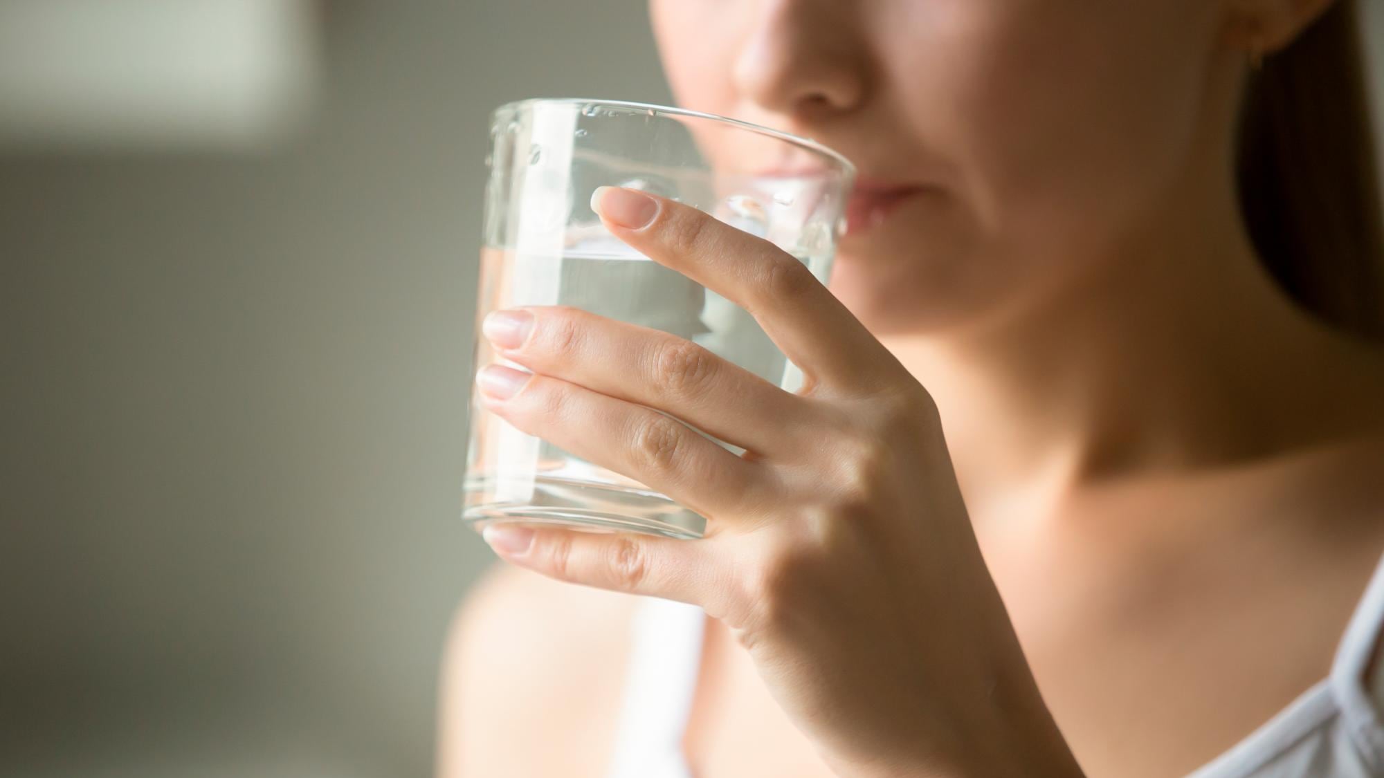 Conocer la necesidad de líquidos de tu cuerpo ayudará a calcular la cantidad de agua que debes beber.