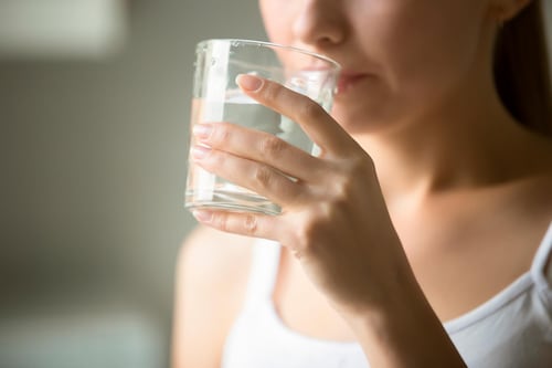 Tomar agua podría hacerte más feliz, según estudio 