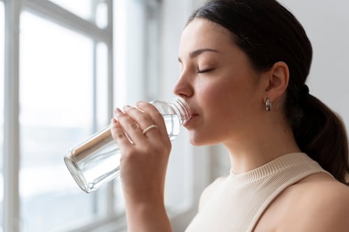 ¿Qué le pasa a tu cuerpo si no bebes suficiente agua durante el día?