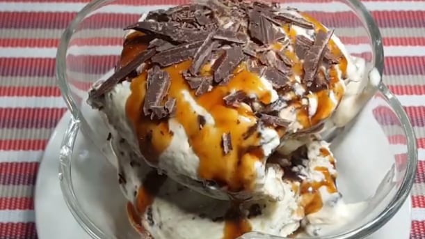 Cómo preparar un helado de snickers