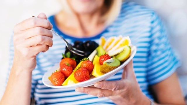 Comer frutas ayuda a disminuir el colesterol malo.