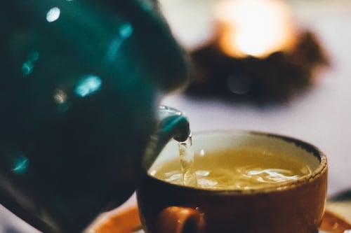 Remedio de té verde para frenar la caída del pelo y disimular las canas
