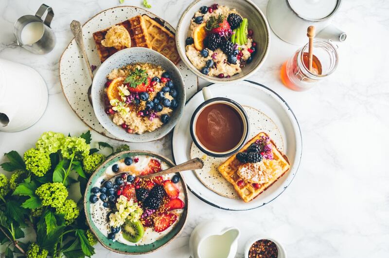 Las frutas y cereales como la avena son excelentes opciones