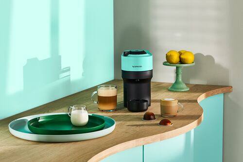 Nespresso lanza la máquina Vertuo Pop prometiendo iluminar cada rincón de café