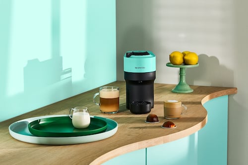 Nespresso lanza la máquina Vertuo Pop prometiendo iluminar cada rincón de café