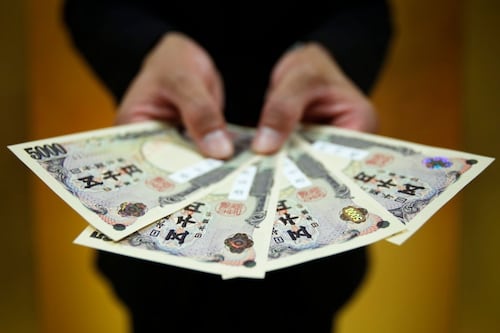 Moneda japonesa se desploma ante aumento de intereses en la FED