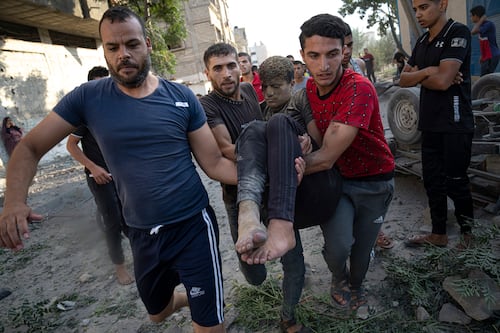 Ayuda humanitaria varada en frontera Gaza-Egipto; hospitales al borde del colapso por asedio israelí