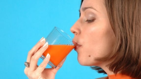 El jugo de zanahoria ayuda a cuidar los ojos.