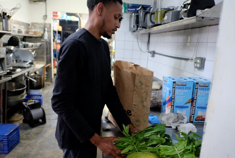 Frankie James Acosta, de PR Produce, entrega productos cultivados localmente al restaurante Cocina Abierta. 
Condado, Puerto Rico. 3 de abril de 2025.