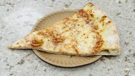 Pareja reclama tras recibir una pizza pequeña: la midieron para alegar al restaurante y la polémica se vuelve viral