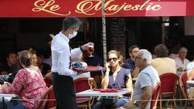 Francia reabre cafés, restaurantes, cines el 19 mayo